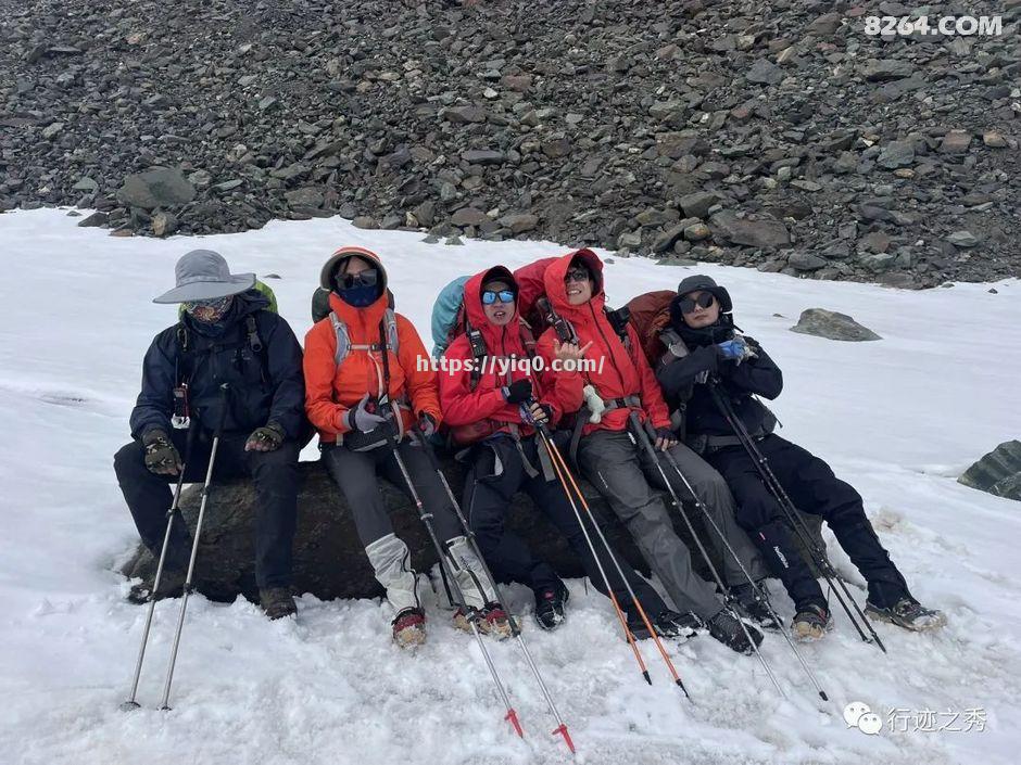 艰难跋涉足球场，球员们苦练拼搏，争取人生巅峰